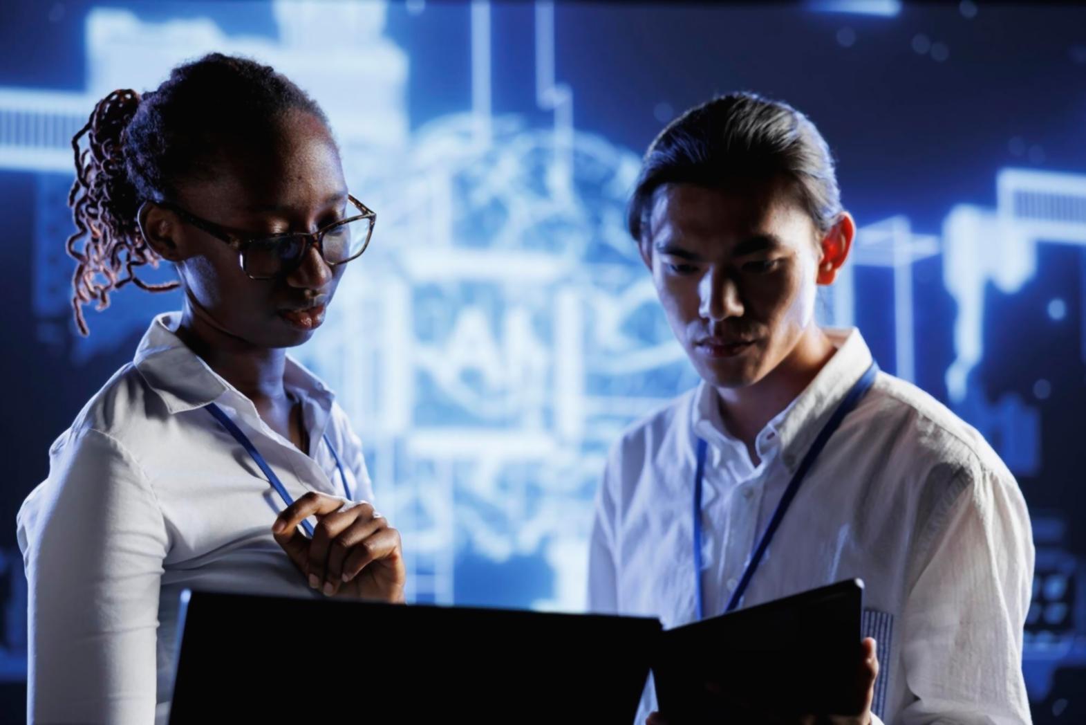 Estudiante trabajando en algoritmos de machine learning con material de estudio